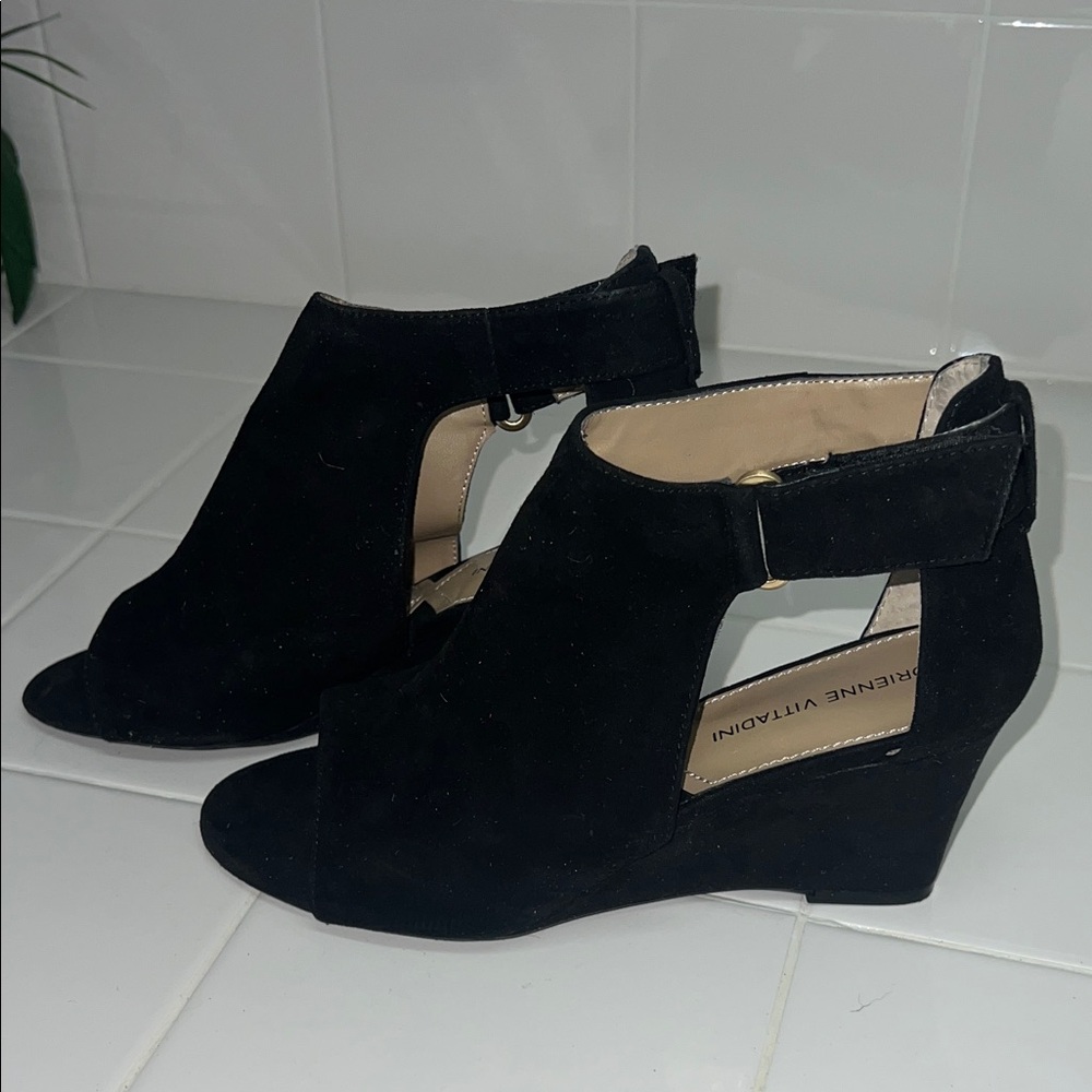 Adrienne Vittadini Black Wedge Sandals